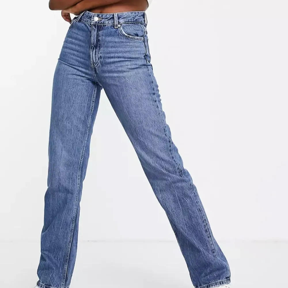 Jättefina raka, LÅNGA jeans från bershka. Säljer eftersom dem inte kommer till användning. Relativt stora i storleken passar nog även 36. . Jeans & Byxor.