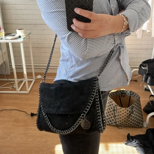 Stella McCartney liknande väska - Kan tänka mig sälja denna väska som jag köpte på Plick då den inte riktigt är min stil! 💗