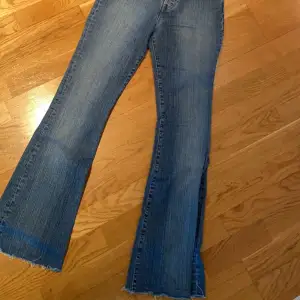 Säljer dessa  lågmidjade jeans från miss sixty 