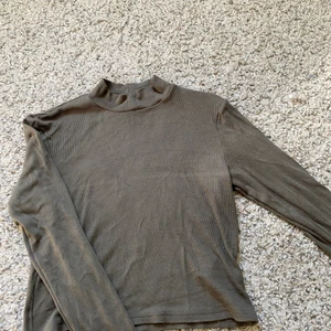 Långärmad tröja - Snygg långärmad polo tröja. Säljs för att den tyvärr är liten. Använts få gånger.