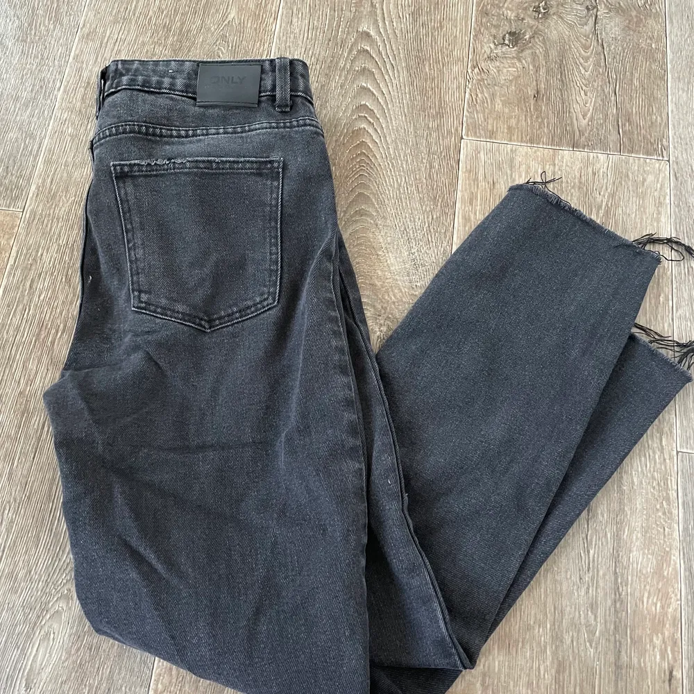 Washed black mom jeans från only, superfina!! Kan upplevas som små i storleken då det inte är så mycket stretch, storleken är w 30/L 34 , pris 120 kr +frakt 66 kr. Jeans & Byxor.