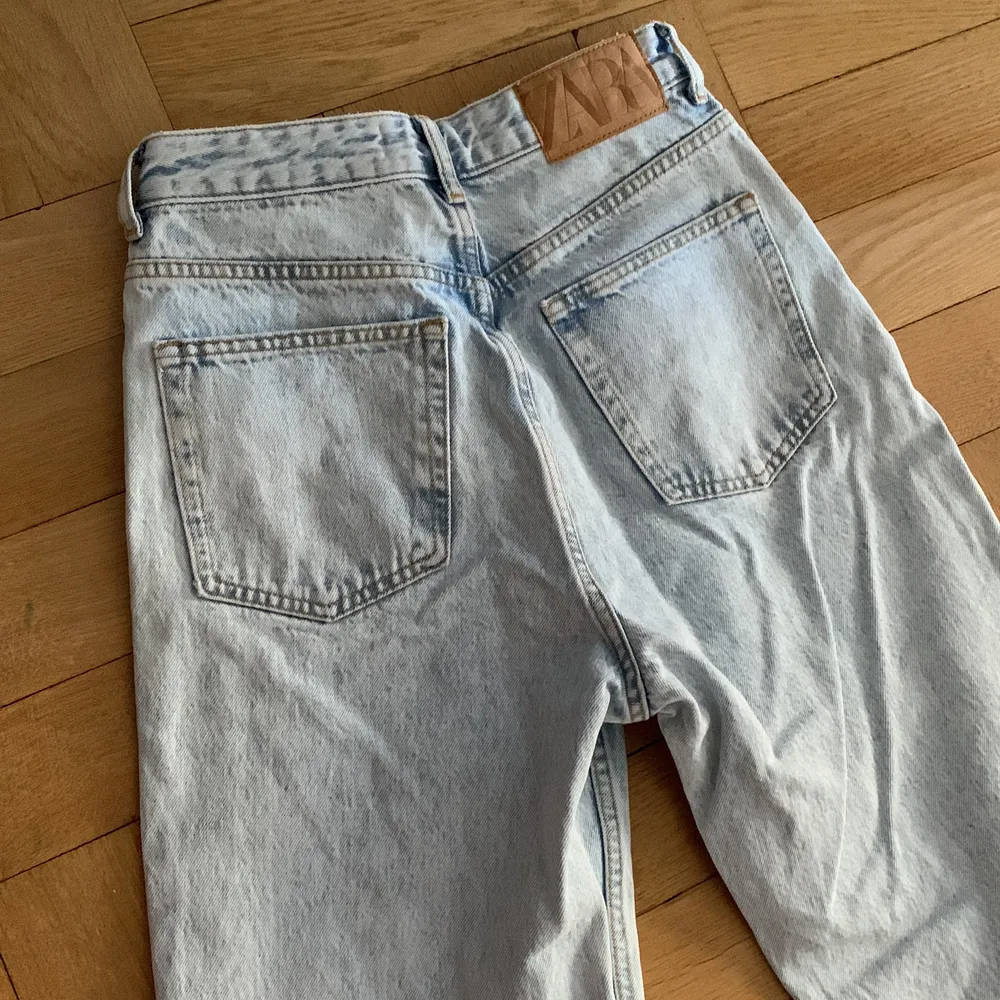 Jeans från Zara i modell Wide leg storlek: 34. Säljs pågrund av att de inte kommer till användning. 😊 Priset + frakt! . Jeans & Byxor.