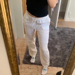 Linnebyxor - Vita linnebyxor från HM i storlek S. Perfekta inför våren/sommaren. Bara att höra av sig vid eventuella frågor eller om du vill ha fler bilder.