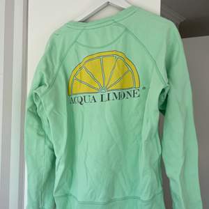 Säljer en jättefin tröja från acqua limone. Nypris 999kr. Färgen finns inte längre, är en superfin vibrant grön färg💚 Knappt använd, säljer pga lite stor för mig. 