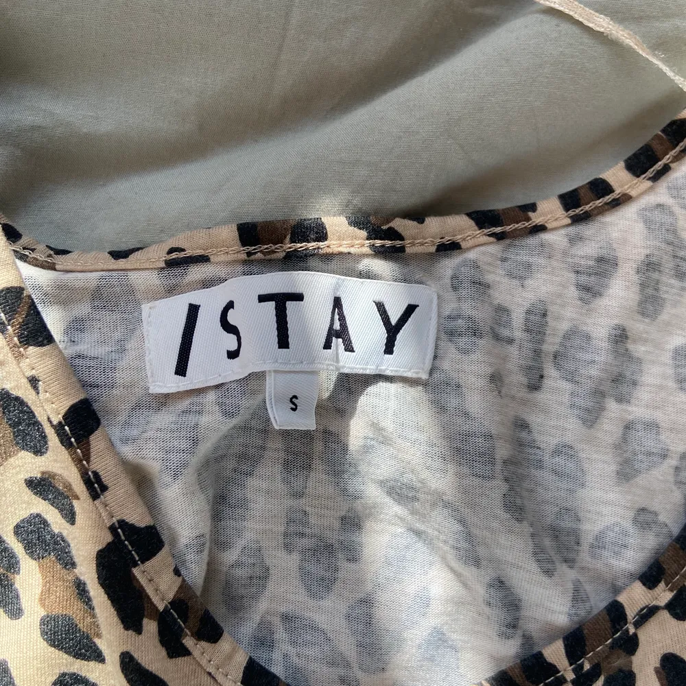 Jättefint leopardmönstrat linne från Stay! Linnet är cropped och i storleken S! Perfekt inför sommaren och till fest❣️. Toppar.