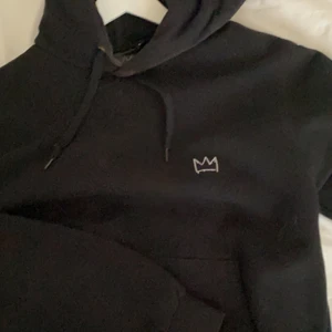 Hov1 hoodie🖤 - Säljer denna hov1 hoodie jag köpt av en tjej på Plick, den har några fläckar, som tjejen hade gjort, visste ej om det när jag köpte den, så den har bara legat i garderoben. Skriv privat för fler bilder🖤