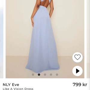 Balklänning  - Säljer min balklänning då jag hittade en annan som passade bättre!  Klänningen som är helt oanvänd, lappen finns kvar! Nypris 799kr men säljer den för 699kr. Jag själv brukar ha storlek XS/S men S passade bäst! Köparen står för frakten :) 