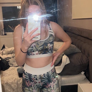 Träningssätt, storlek S - Plagget är i bra skicka och bara använt några få gånger. 