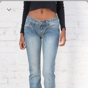 Lågmidjade jeans - Säljer mina fina jeans från brandymelville i modellen kylie då dom inte riktigt passade mig, skriv för egna bilder. Säljer för 300 för de inte är använda!💕pris kan diskuteras vid snabb affär!