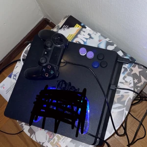Ps4 slim - Den passar mig inte längre. Plagget är som ny storlek Slim. Den blåa skiten är tyvärr såld..