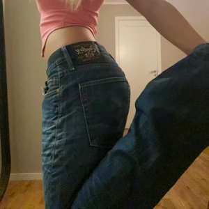 Replay low-waist - Super långa mörka replay jeans. Originellt en herrmodell som jag burit lågmidjat och knäppt i byxöglan för en tajtare passform. Frakt tillkommer 