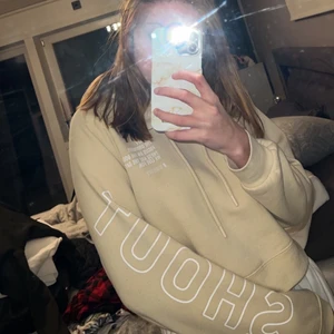 Kortare hoodie, storlek S - En fin kortare hoodie med text på ena armen och på bröstet, pris kan diskuteras och frakt diskuteras vid intresse.