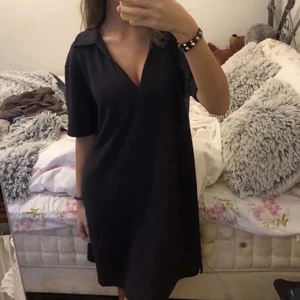 Stickad klänning - Slutsåld klänning från HM, skön och skitsnygg med slits på båda sidorna!💕