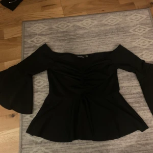 Volang topp - Svart volang topp från boohoo, köparen står för frakt
