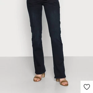 Lågmidjade svarta bootcut jeans - Bra skick, aldrig använda bara testat, str 25! Skriv privat för egna bilder😍
