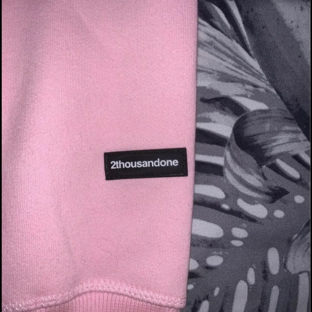 Helt Ny rosa hoodie köpt ifrån Dubai! Nypris: 400kr     Det står XS men den passar även S. Hoodies.