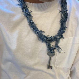 Key to my heart - Fint halsband som är hemmagjort men syns knappt!! Passar till allt!! Har ett eget som jag snvänder alltid! Pris kan diskuteras. Vid stort intresse startas budgivning.  