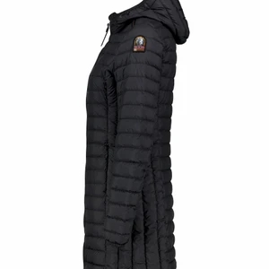 Parajumper dunjacka Irene  - Storlek M. Säljer för använder inte den så mycket längre, haft den i typ 6månader men har inte användt den mycket alls. Jättefin passform. Färg: Svart. Nypris: 4800kr 