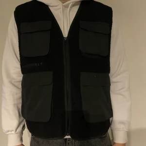 Väst, asos - Använts ett fåtal gånger. Köparen står för frakten