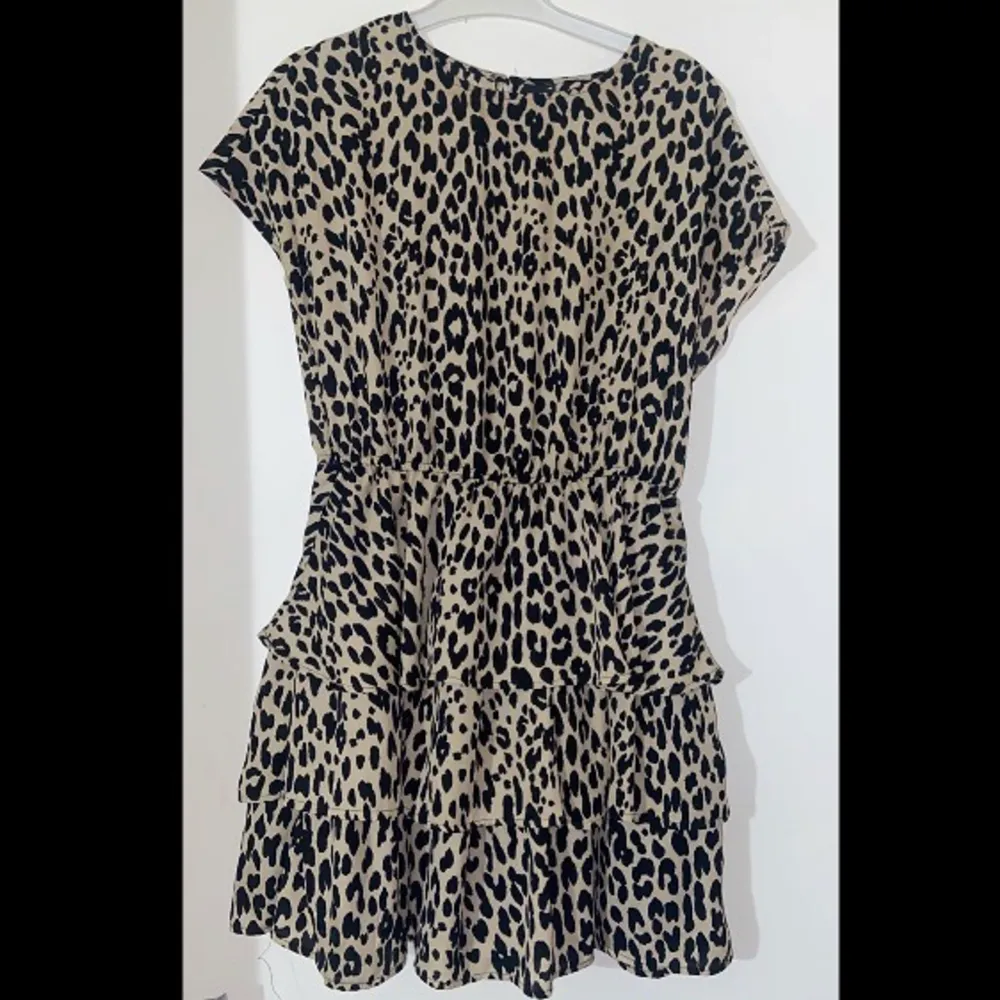 Säljer denna fina leopard klänningen, som är använd endast två gånger! Storlek: 38. Skriv för fler bilder eller frågor! . Klänningar.