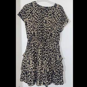 Säljer denna fina leopard klänningen, som är använd endast två gånger! Storlek: 38. Skriv för fler bilder eller frågor! 
