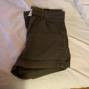 Jeansshorts - Höga gröna och stretchiga jeansshorts! För små för mig nu men har kommit till stor användning. Älskar dom! Har storlek M/L men o dessa har alldelles nyligen blivit för små som är i 34
