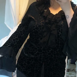 Cool topp - Otroligt festlig och ball topp med volanger o härliga mönster! En snöring i ryggen som man kan justera beroende på hur tajt den ska vara i midjan. Använd fåtal gånger. 