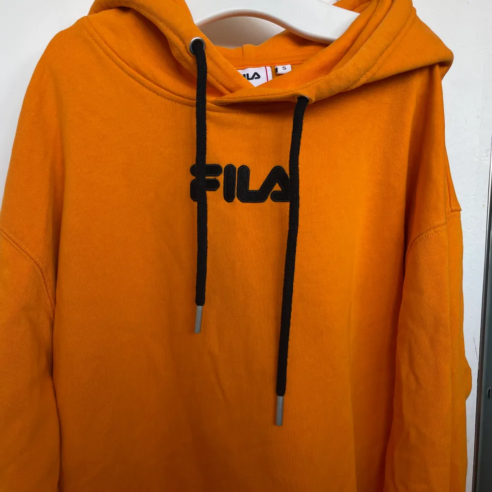 Frän orange hoodie från fila, köpt på junkyard och använd ett fåtal gånger💐. Hoodies.