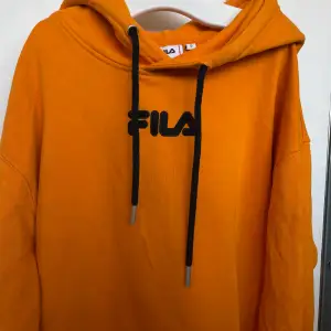 Frän orange hoodie från fila, köpt på junkyard och använd ett fåtal gånger💐