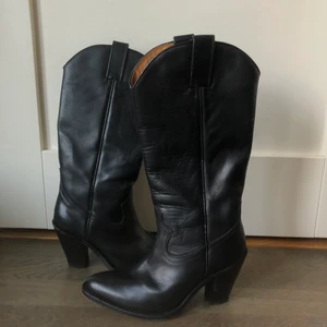 Cowboyboots 37 - Cowboyboots som jag beställde från sellpy för 700kr och är i väldigt bra skick!! Kan självklart skicka fler bilder privat🤝 säljer pga har redan liknande.. 