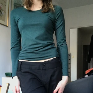 Tröja - Säljer en mörkgrön söt tröja som passar till allt! 