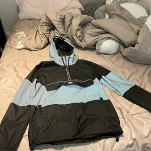 S - Säljer nu denna jackan för 500kr köpte den för 1700kr och har aldrig använt den typ bara 2 gånger 