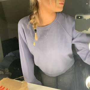Ralph Lauren tröja - Släjer denna sweatshirt från Ralph lauren då den inte längre kommer till användning. Den har en liten missgärning på armen men det är inget man lägger märke till. Köparen står för frakten 