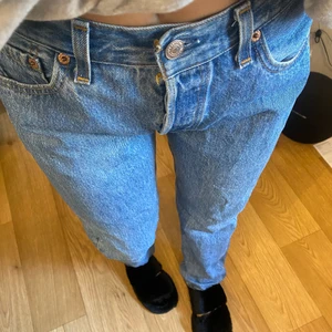 Vintage Levis 501  - Levis 501 i storlek 30/32 , de är vintage och hela och fina, säljes vid bra bud❤️