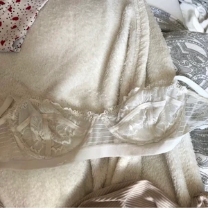 bh från lounge  - En bh från Lounge men som är köpt på Nelly👙säljer för att den är förliten. Storlek 75B men en 75A skulle jag säga. Bra skick och i färgen vit💓jag tror inte dem säljer denna modellen längre 🥰 nypris runt 399kr och jag säljer för 150kr inklusive frakt