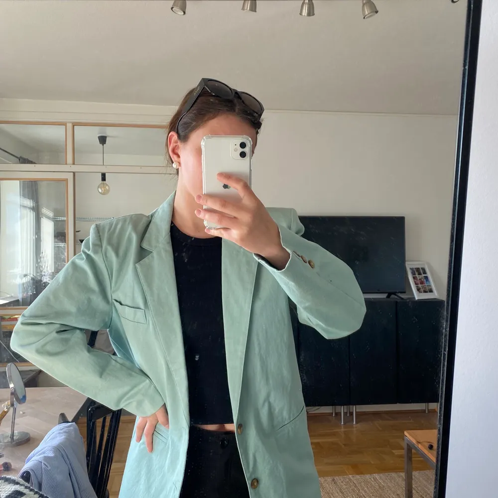 Super fin lite oversized blazer i pastell färg. Aldrig använd och säljer pga färgen tyvärr ej passar mig… köpt second hand. Passar mig som är S-M men passar nog en L också☺️ Köparen betalar frakt men kan mötas i Gbg.. Kostymer.