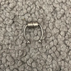 Näs Piercing  - En Fake näs piercing i magnet. Den sitter ihop med magnet och du får med så du kan byta kulorna mot trekanter om du vill :)