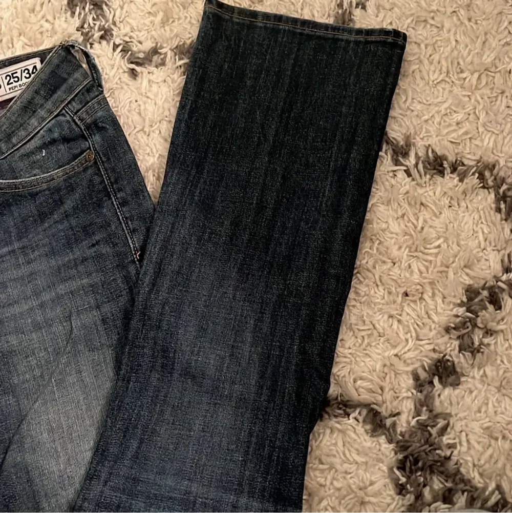 Säljer ett par jätte snygga låg miljard jeans i stl 25/34💕. Kontakta om ni har några frågor💕. Jeans & Byxor.