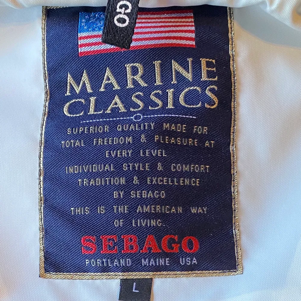Vit Sebago Marine Classics stl L i fint skick. Nypris ligger runt 2000, kom med Bud, säljer då den är för stor för mig. Kan mötas runt Mölndal men det går att lösa frakt då köparen står för den. Bara att skriva om du har några frågor . Jackor.