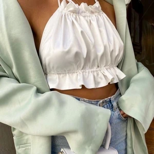 Vit topp - LÅNADE bilder🤍 Säljer denna jättesöta topp från gina tricot! Endast använd en gång så i jättebra skick! Storlek 36 🤍🥰