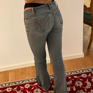 Miss sixty jeans  - Suuuper snygga lågmidjade Miss sixty jeans som är köpt på sellpy men aldrig använda! Jätte bra skick, osäker på om jag vill sälja men använder för lite. Vid mycket intresse blir de budgivning💓 strl 25