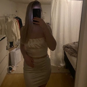 Linne - Säljer detta superfina vita linnet i satin från H&M, endast kommit till användning en gång därav säljer jag den! Jag är mellan XS och S och kan ha denna i storlek XS, den är ganska stretchig av sig! ❤️