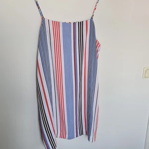 Sommarklänning från Monki - Köpte denna 2018 för att ha på kompisars student, inte använd sen dess. Supersöt passar M-L. Ej stretch