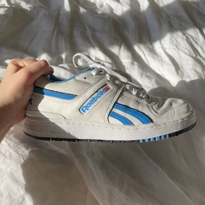 Reebok skor  - Vintage Reebok skor! Skorna är använda Max 5 gånger och är alltså i bra skick. Skorna är i storlek 40 men funkar även för dig som har 40,5. Skorna är perfekt inför sommaren! Skriv om du har frågor :) buda i kommentarerna! Köp direkt för 500  :) 