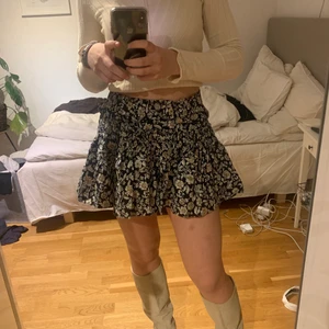 Zara kjol - Super fin sommar kjol från zara! Aldrig använd med prislapp kvar, säljer pga kommer ej till användning! Storlek S men passar XS-M! 