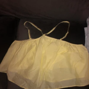 En gul topp - En gul topp ifrån Gina tricot i str 36. Köparen står för frakt.