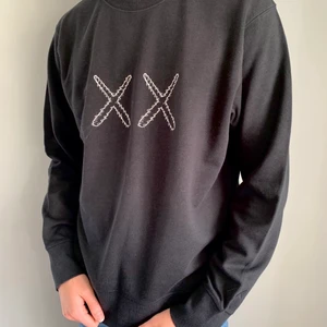 Kaws Sweatshirt  - Kaws Sweatshirt storlek XS som är i ett helt ok skick. Rätt solblekt, lite håll nere vid sömmen på en av armarna, men har ett bra samlarvärde. Säljer den för den inte passar! 