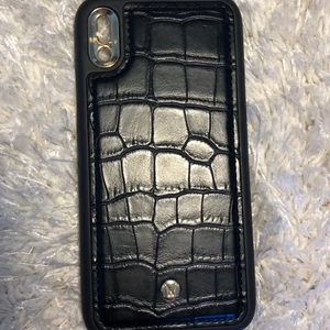 Magnet fodral - Ett fint mobilskal som man kan ha som ett fodral men också endast skalet, magneten är 10/10 kraftigt så man behöver inte oroa sig om att den ska ramla ut. Skalet är använt 1 gång, är som i nyskick, hör av dig för frågor och flera bilder 🥰 Fodralet har snake mönster.
