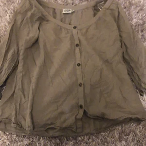 En blus i strl 38 - En grön blus i strl 38. Den kommer ifrån Twist&Tango. Om du har fler frågor är det bara att kontakta mig:) 