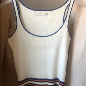 Zara topp  - #zaraknit #zara topp! Använd 1 gång och bara legat i garderoben! I storlek S men rätt så stretchiga så skulle säga att den passar en S och en M! Frakt tillkommer kan mötas i Arlöv/malmö/Lund